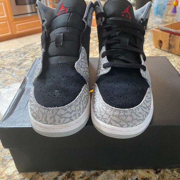 Air Jordan’s in perfect condition worn once. Elaphant print mid se - Picture 5 of 7